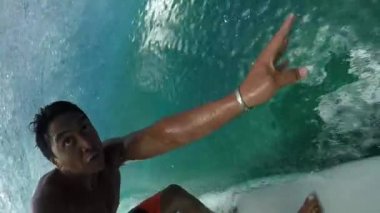 Yavaş Hareket: Pro sörfçü sörf büyük tüp dalga ve düşüyor