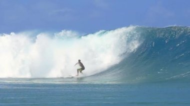 Yavaş hareket: Extreme Pro Surfer büyük tüp varil dalga sörf