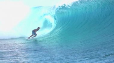 Yavaş Hareket: Extreme sörfçü büyük tüp varil dalga içinde sörf