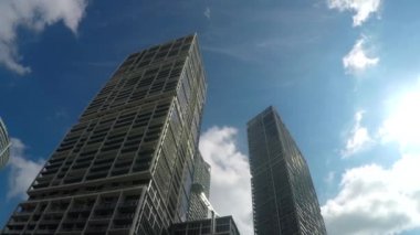 Gökdelenler ve modern blok daire bina büyük şehirde