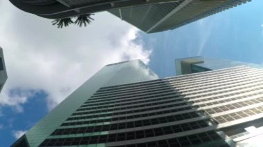 Büyük şehirde yansıtan güneş ofis binalarının ve gökdelenlerin cam