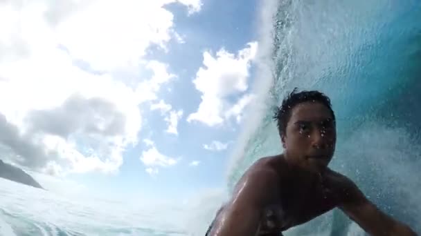 SLOW MOTION: Surfista profissional alegre surfando grande tubo barril onda — Vídeo de Stock