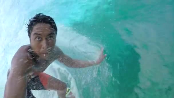 SLOW MOTION: Extreme pro surfer surfing big tube barrel wave — Stock Video