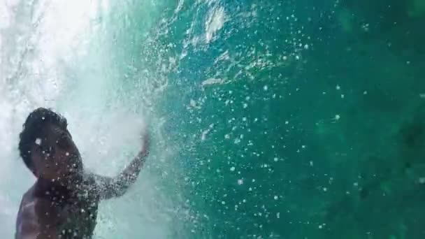 SLOW MIION: я профессиональный серфер, занимающийся серфингом на большой бочковой волне — стоковое видео