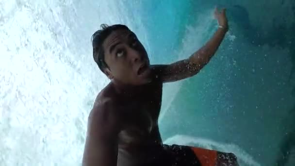 Zeitlupe: Profi-Surfer surft große Röhrenwelle und stürzt — Stockvideo
