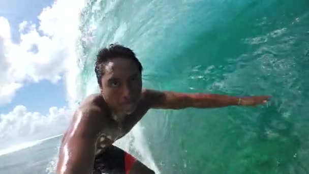 Slow Motion: Pro Surfer surfen Big Tube Wave en Falls — Stockvideo