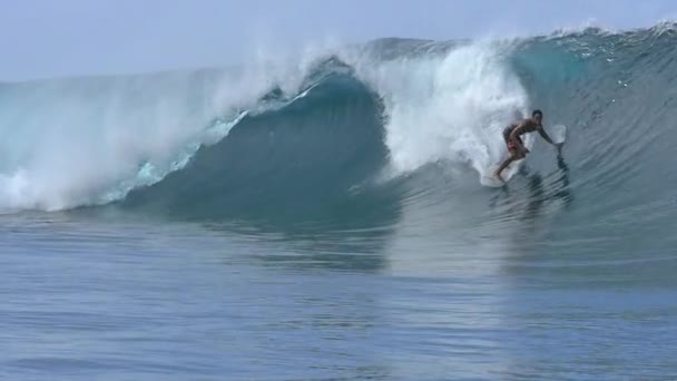 Slow Motion: ekstremalne Pro surfer surfing duża fala baryłkę rury — Wideo stockowe