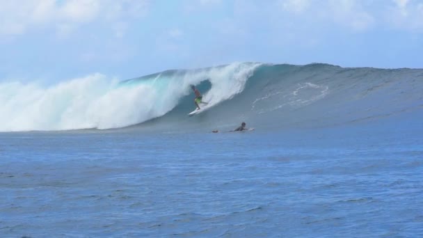 Lassú mozgás: extrém szörfösök evezés és a szörfözés nagy cső hullám — Stock videók