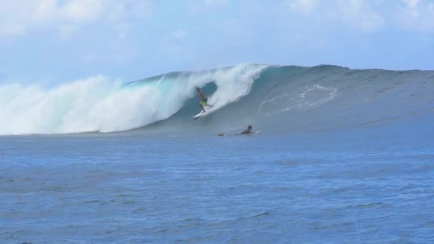 SLOW MOTION: Extreme surfers paddling and surfing big tube wave — Stock Video