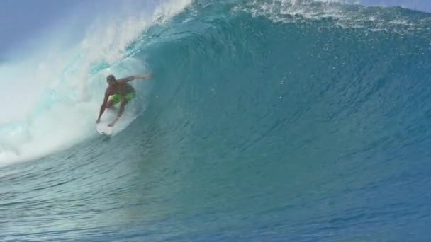 Lassú mozgás: extrém szörfös Szörfözés belsejében nagy cső hordó hullám — Stock videók