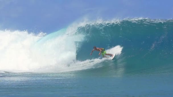 SLOW MOTION: Surfista extremo surfando dentro da onda do cano do tubo grande — Vídeo de Stock