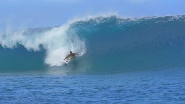 SLOW MOTION: Surfista extremo surfando dentro da onda do cano do tubo grande — Vídeo de Stock