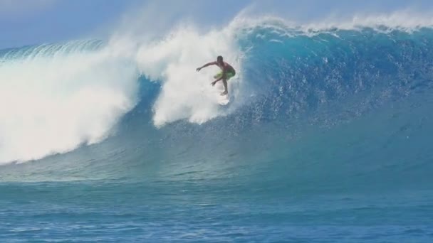 MOCIÓN LENTA: Surfista profesional extremo surfeando olas de cañón de tubo grande — Vídeos de Stock