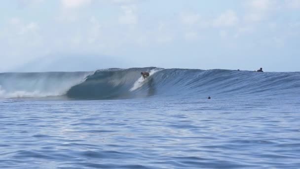 MOCIÓN LENTA: Surfista extremo montando y saltando gran ola de barril — Vídeo de stock