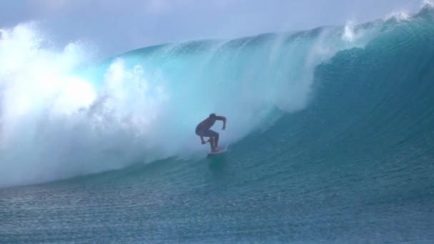 Pomalý pohyb: extrémní surfař surfování v hlavové vlně velké trubice — Stock video