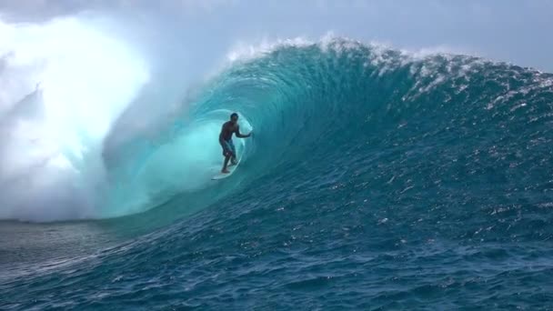 Zeitlupe: Extremsurfer surft in großer Röhrenwelle — Stockvideo