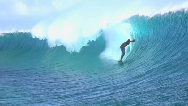 Lassú mozgás: extrém szörfös Szörfözés belsejében nagy cső hordó hullám — Stock videók