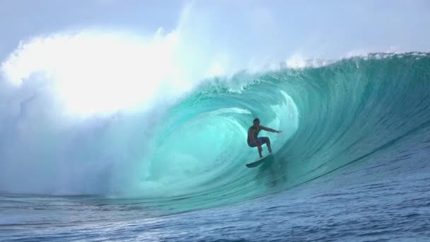 SLOW MOTION: Surfista extremo surfando dentro da onda do cano do tubo grande — Vídeo de Stock