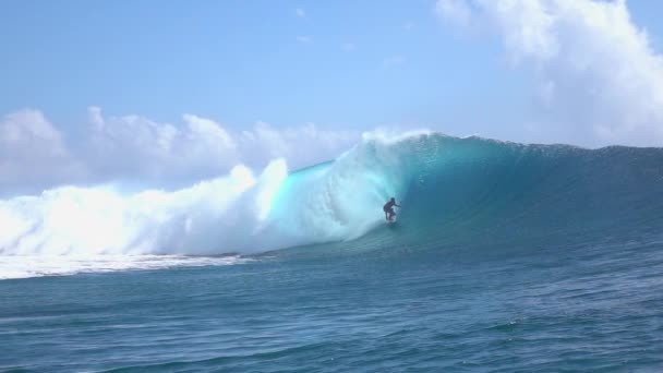 SLOW MOTION: Estremo surfista professionista cavalcando grande onda barilotto tubo — Video Stock
