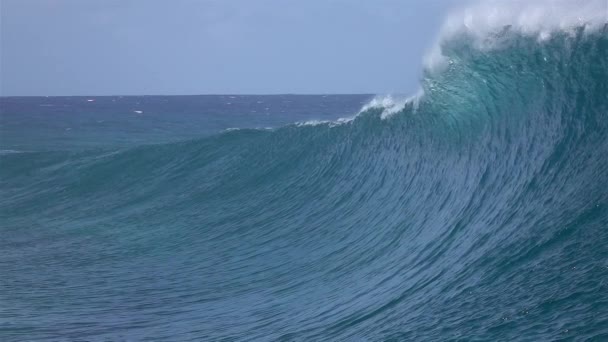 SUPER SLOW MOTION: Grande onda del tubo bello schiantarsi — Video Stock