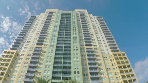 Güneşli Miami daireler gökdelen bina büyük blok — Stok video
