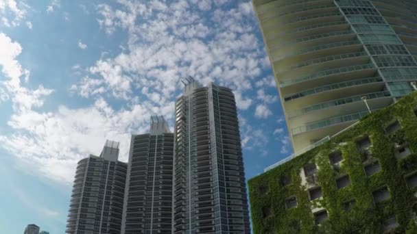 Wolkenkrabbers en moderne blok van appartementen gebouwen in grote stad — Stockvideo