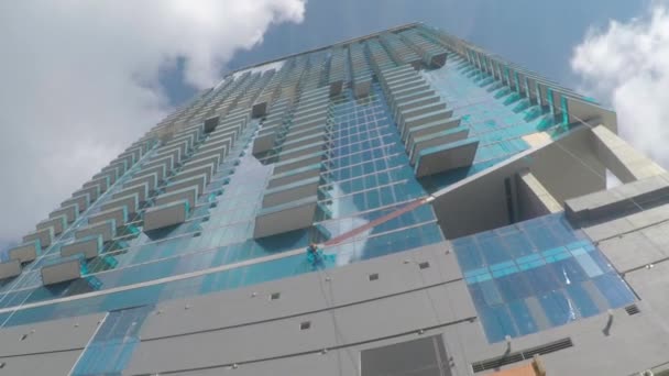 Wolkenkrabbers en moderne blok van appartementen gebouwen in grote stad — Stockvideo