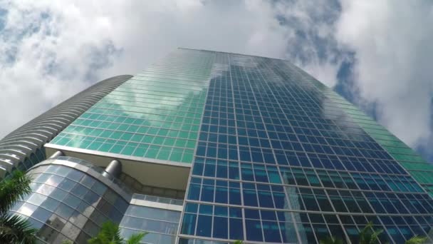 Reflejo solar en grandes rascacielos de cristal de la ciudad y edificios de oficinas — Vídeos de Stock