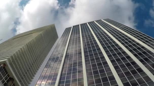 Skyskrapor och moderna block av lägenheter byggnader i storstad — Stockvideo
