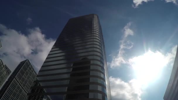 Zon weerspiegelt in grote stad glazen wolkenkrabbers en kantoorgebouwen — Stockvideo