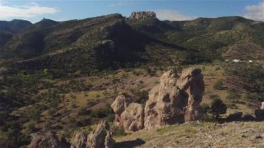 Hava: büyük doğal kaya oluşumu dağ peyzaj etrafında uçan