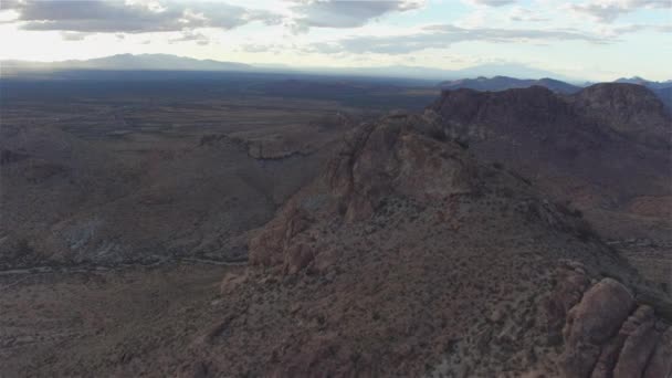 AERIAL: Volando por encima de una gran cordillera rocosa en un desierto — Vídeos de Stock