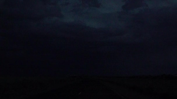 Slow Motion: Bouřky blesk udeří přes noční oblohu — Stock video