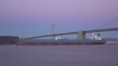 SLOW MOTION: Container ship leaving San Francisco port