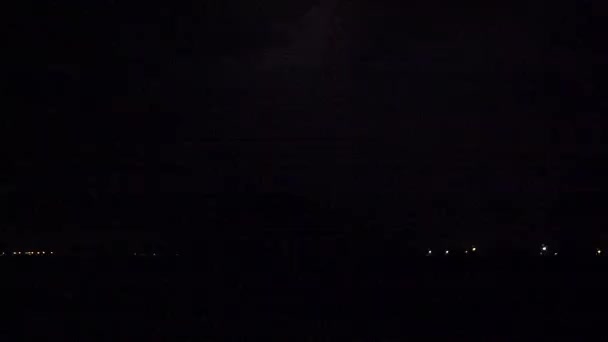 SLOW MOTION: Thunderstorm lightning bolt striking over night sky — Stok video