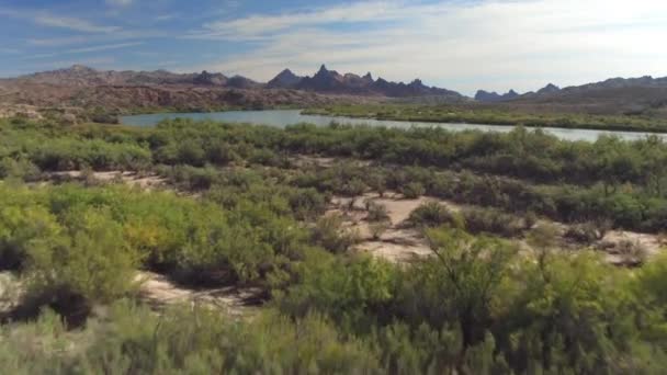 AEREO: Bellissimo fiume con incredibili montagne rocciose sullo sfondo — Video Stock