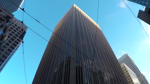 Elevados arranha-céus vítreos e edifícios contemporâneos do centro da cidade — Vídeo de Stock