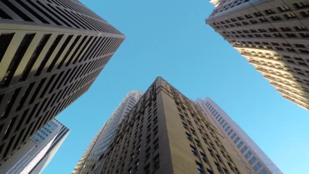 Edificio corporativo y rascacielos de cristal en el distrito financiero del centro — Vídeos de Stock