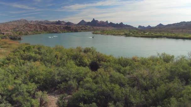 Jetski's versnelling op de prachtige rivier met rocky bergen op achtergrond — Stockvideo