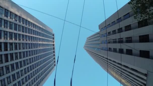 Hemel hoge kantoorgebouwen en glazig wolkenkrabbers in het stadscentrum van de — Stockvideo