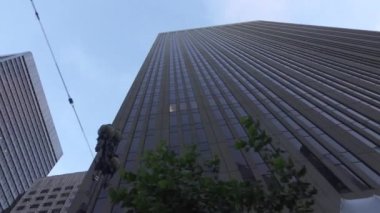 Büyük şehirde modern camsı gökyüzü yüksek gökdelenler etrafında Sürüş