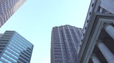 Cam gibi gökdelenler ve ofis binaları ile büyük şehirde sürüş
