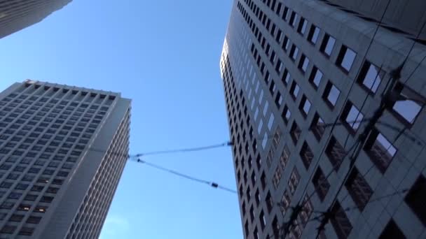 Сучасний великий міський район з сучасними скляними хмарочосами — стокове відео