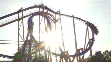 Yavaş Hareket: Altın gün batımında extreme roller coaster binmek