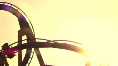 Close Up: Gün batımında aşırı roller coaster binmek Arkadaşlar