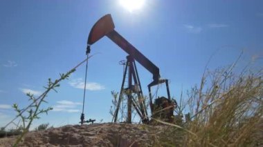 Teksas'taki petrol sahası üzerinde endüstriyel jack pompa platformu