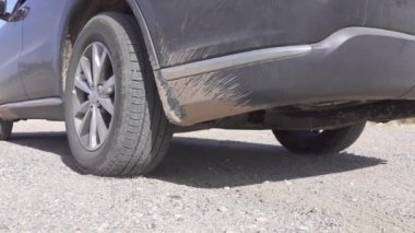 Çamurlu Suv araba hızlı bir şekilde, iplik hızlı kum yetiştirme ve toz lastik kullanıyor