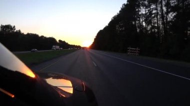 Ağır çekim: yaz aylarında güneş battıktan sonra meşgul otobanda Araba siyah Suv araba