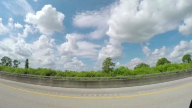 Ülke çapında hızlı geniş boş otoyolda sürüş