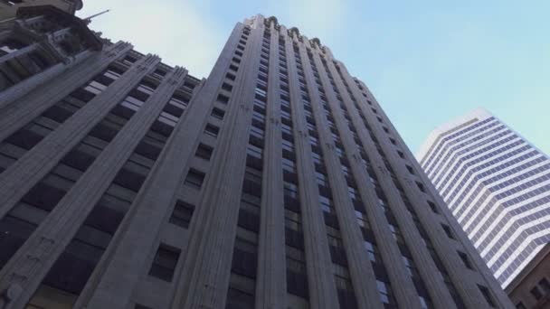 Edifício corporativo e arranha-céus de vidro no centro da cidade — Vídeo de Stock